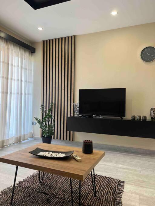 Great Apartament Near Lake & Blloku Area Tirana Esterno foto