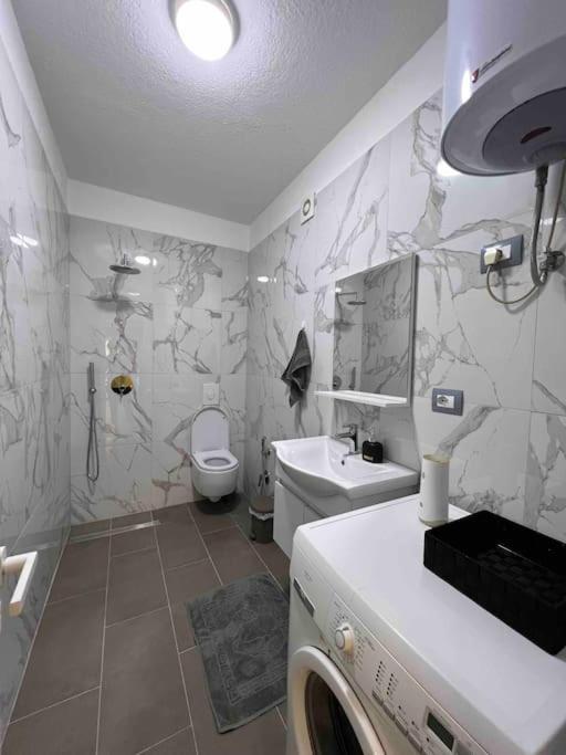 Great Apartament Near Lake & Blloku Area Tirana Esterno foto