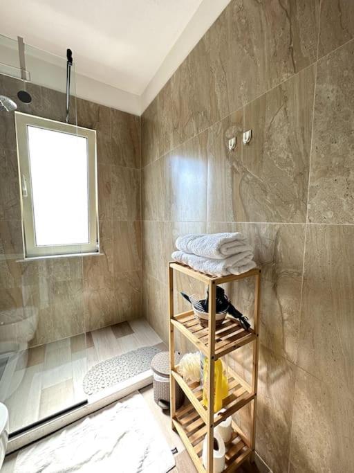 Great Apartament Near Lake & Blloku Area Tirana Esterno foto